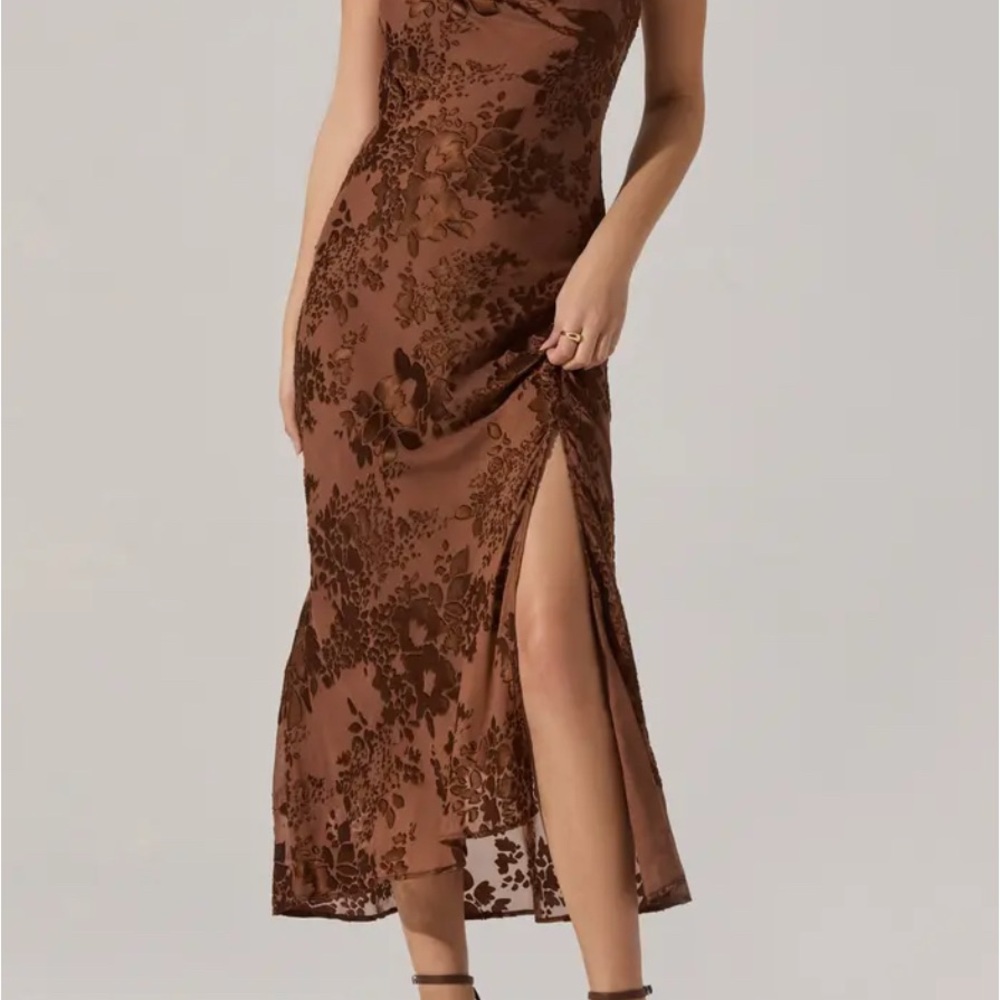 Brown Floral Lace Midi Dress - Picture 2 of 3